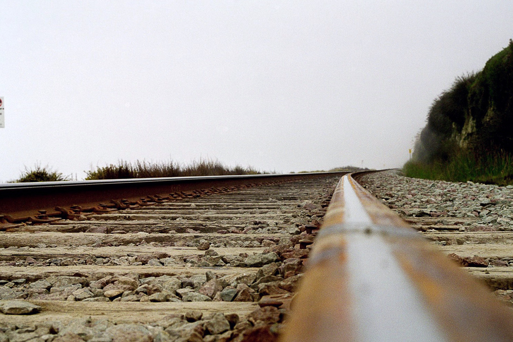 Railroad tracks on cliff above beach at Del Mar South, San Diego. Photo by Roy Kerckhoffs.